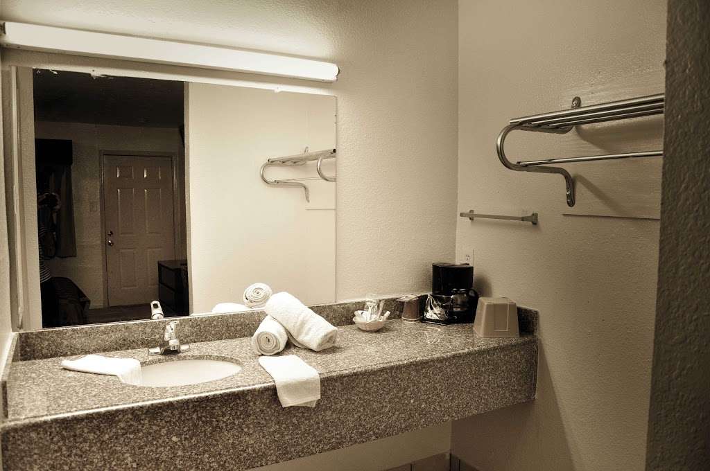 Luxury Inn | 5606 S R L Thornton Fwy, Dallas, TX 75232, USA | Phone: (214) 371-0727