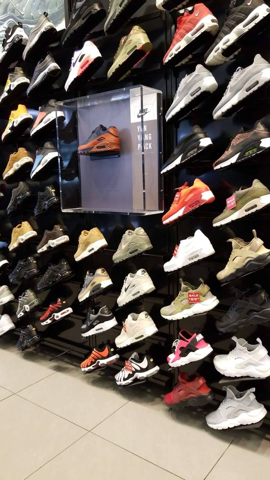 House of Hoops by Foot Locker | 4400b North Fwy Suite 100, Houston, TX 77022, USA | Phone: (713) 699-4472