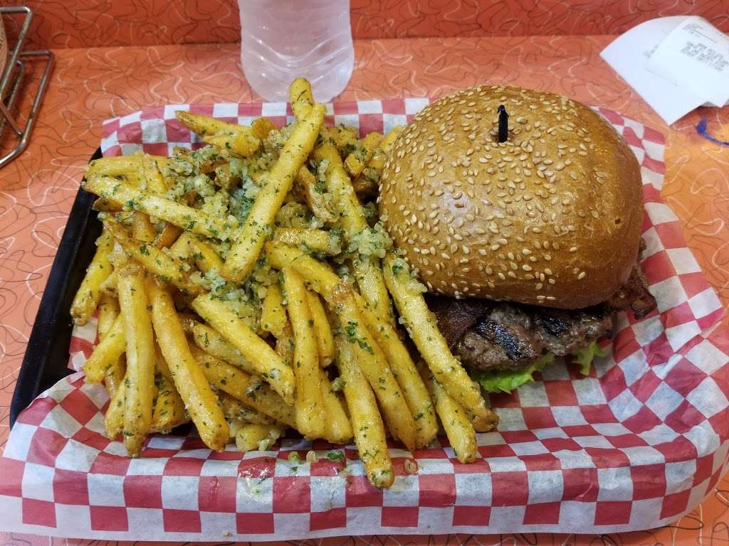 Phyllis Giant Burgers | 4910 Sonoma Hwy, Santa Rosa, CA 95409, USA | Phone: (707) 538-4000