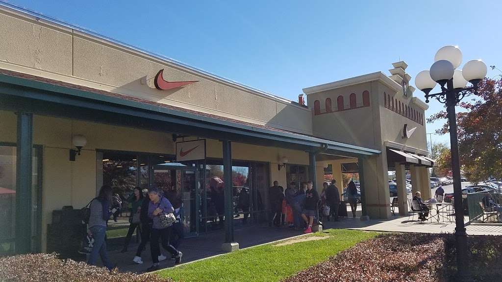 Nike Factory Store, 375 Premium Outlets 