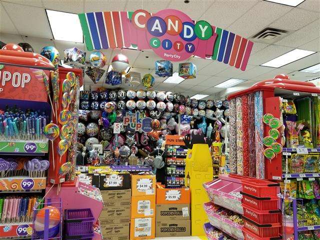 Party City - clothing store  | Photo 3 of 10 | Address: 509 River Rd, Edgewater, NJ 07020, USA | Phone: (201) 943-3966