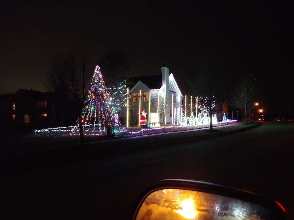 The Tarkowski Family Light Show | 1256 Bradford Ln, Antioch, IL 60002