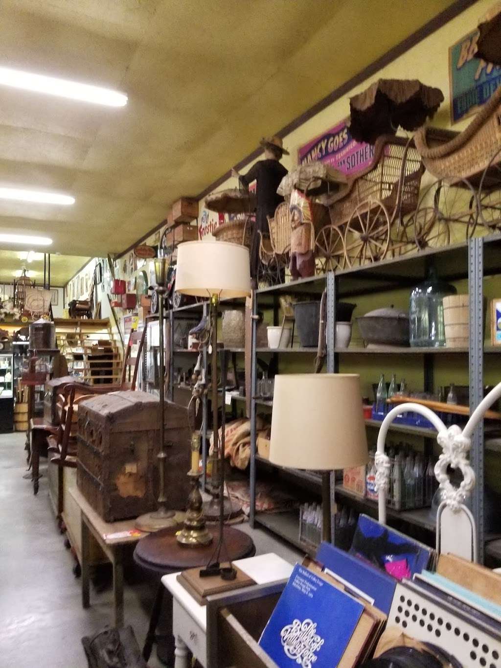 Youngbloods Antiques | 944 Martinsburg Rd, Berkeley Springs, WV 25411, USA | Phone: (304) 258-9219