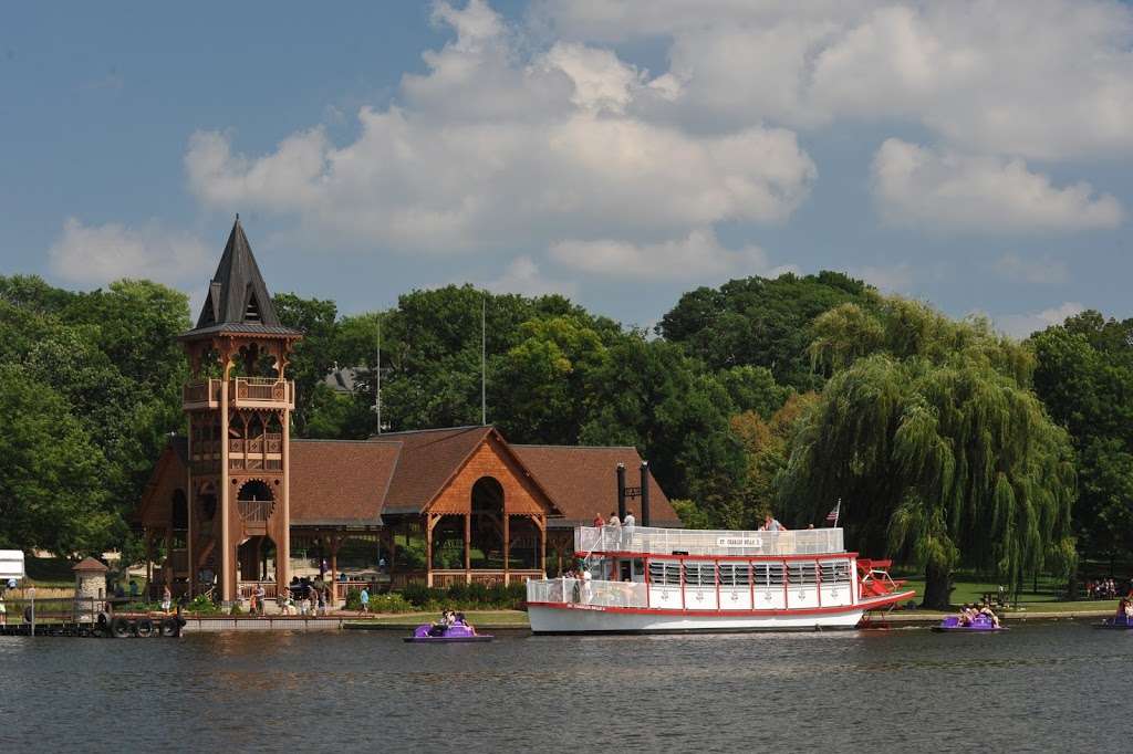 St. Charles Paddlewheel Riverboat | 2 North Ave, St. Charles, IL 60174, USA | Phone: (630) 584-2334