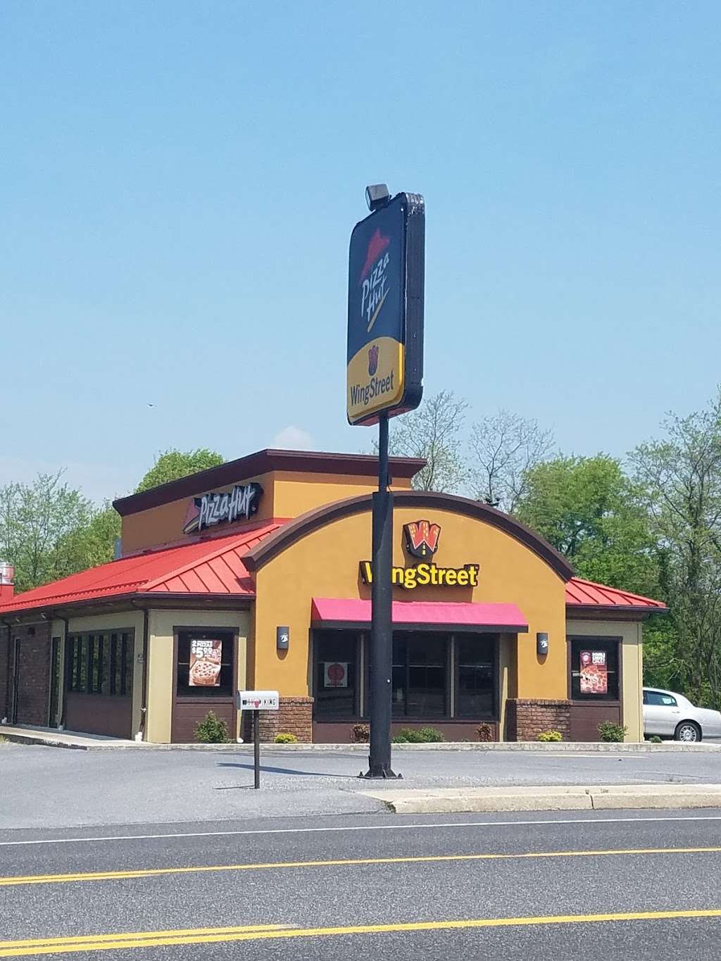 Pizza Hut | 815 W King St, Shippensburg, PA 17257, USA | Phone: (717) 532-9554