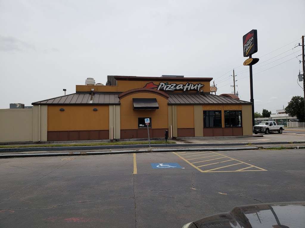 Pizza Hut | 150 1st St E, Humble, TX 77338, USA | Phone: (281) 446-1711