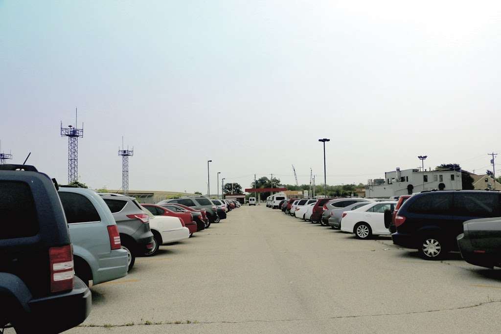 Economy Airport Parking & Shuttle Inc | 5855 S Howell Ave, Milwaukee, WI 53207, USA | Phone: (414) 744-8636