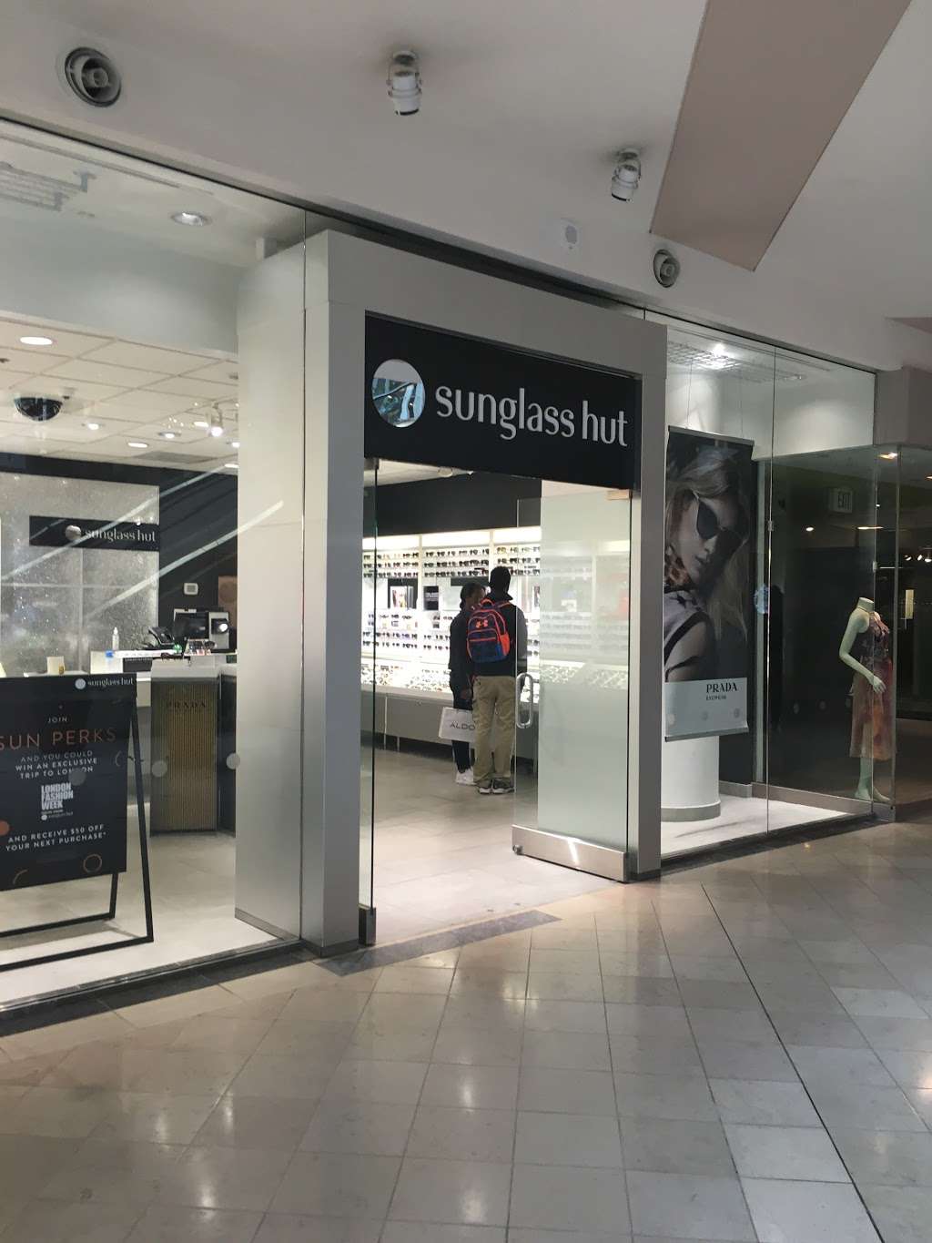 Sunglass Hut | 200 E Pratt St, Baltimore, MD 21202 | Phone: (410) 752-7291