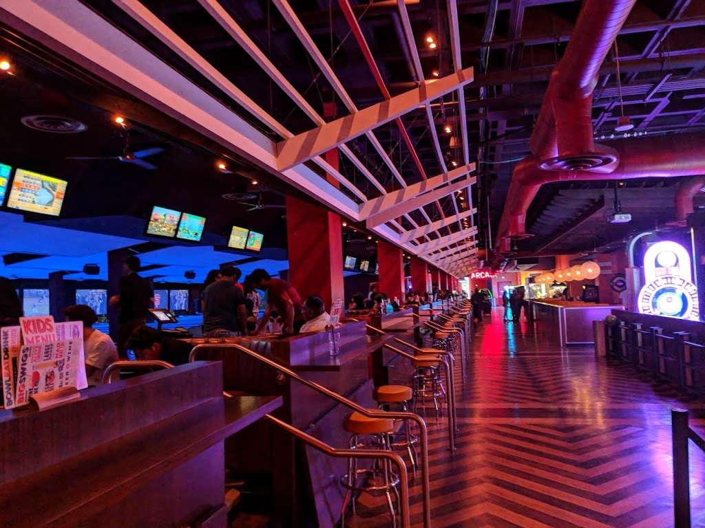 Bowlmor Cupertino | 10123 N Wolfe Rd #20, Cupertino, CA 95014, USA | Phone: (408) 252-2695