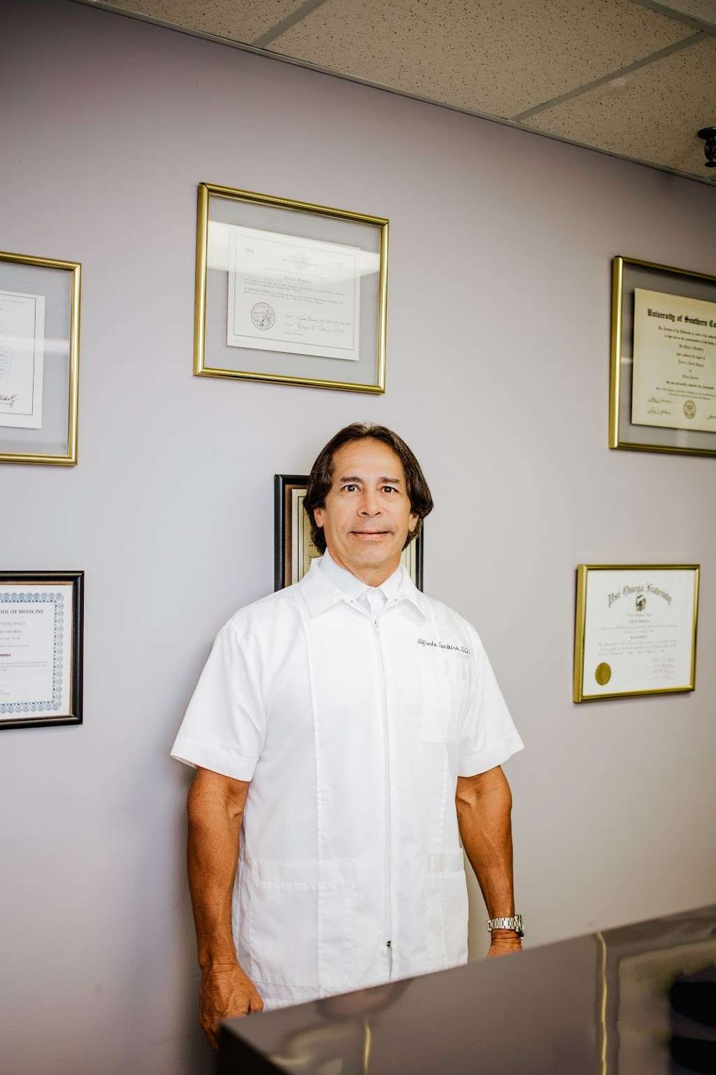 Dr.Alfredo Santeiro DDS | 2555 Collins Ave C3, Miami Beach, FL 33140, USA | Phone: (305) 672-9698