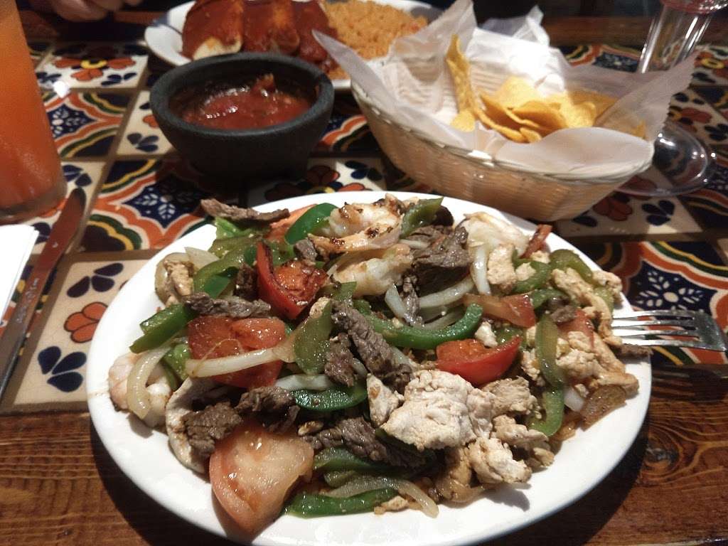 El Mexicano Restaurant | 503 Riverstone Pkwy, Kankakee, IL 60901 | Phone: (815) 933-5426