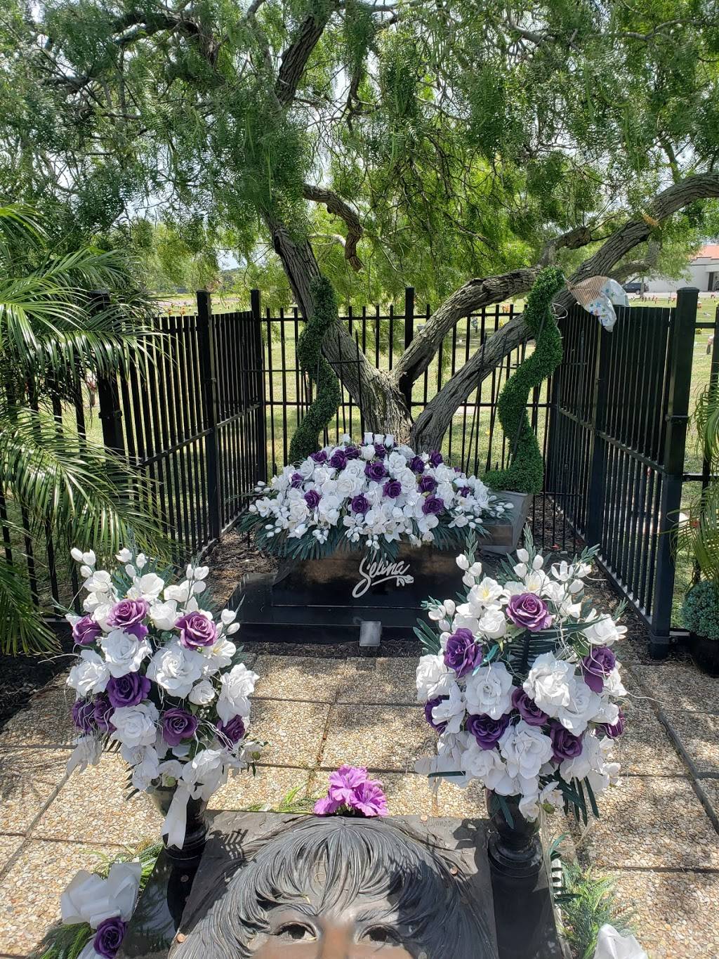 Selenas Gravesite | Seaside memorial, Corpus Christi, TX 78412 | Phone: (361) 992-9411