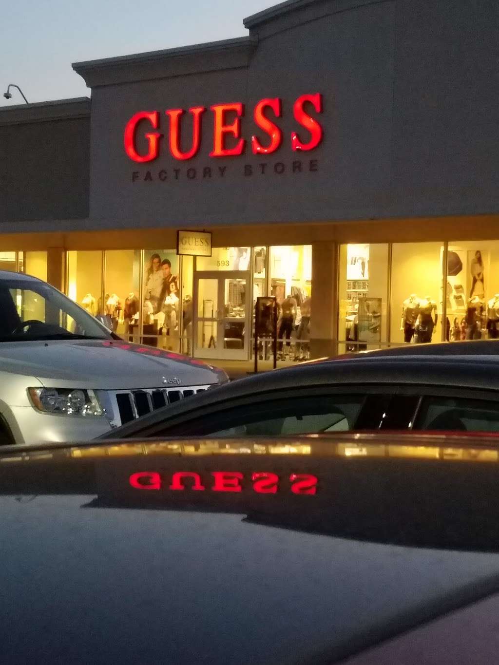 GUESS Factory | 11601 108th St Space 593, Pleasant Prairie, WI 53158 | Phone: (262) 857-6727