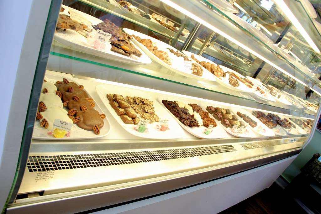 Beachside Candy Co. | 221 Flagler Ave, New Smyrna Beach, FL 32169, USA | Phone: (386) 424-1883