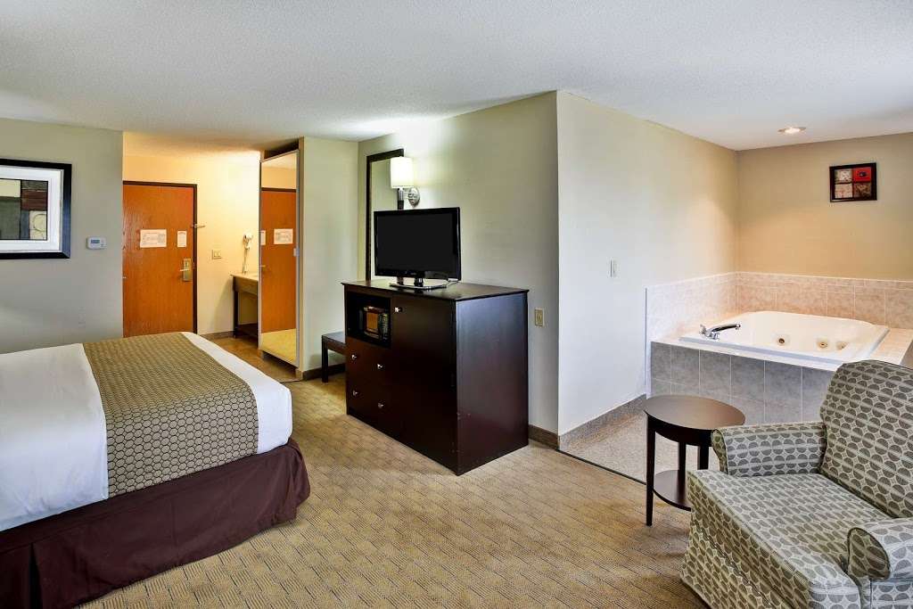 La Quinta Inn & Suites by Wyndham Frankfort | 2150 W Holiday Rd, Frankfort, IN 46041, USA | Phone: (765) 659-4400