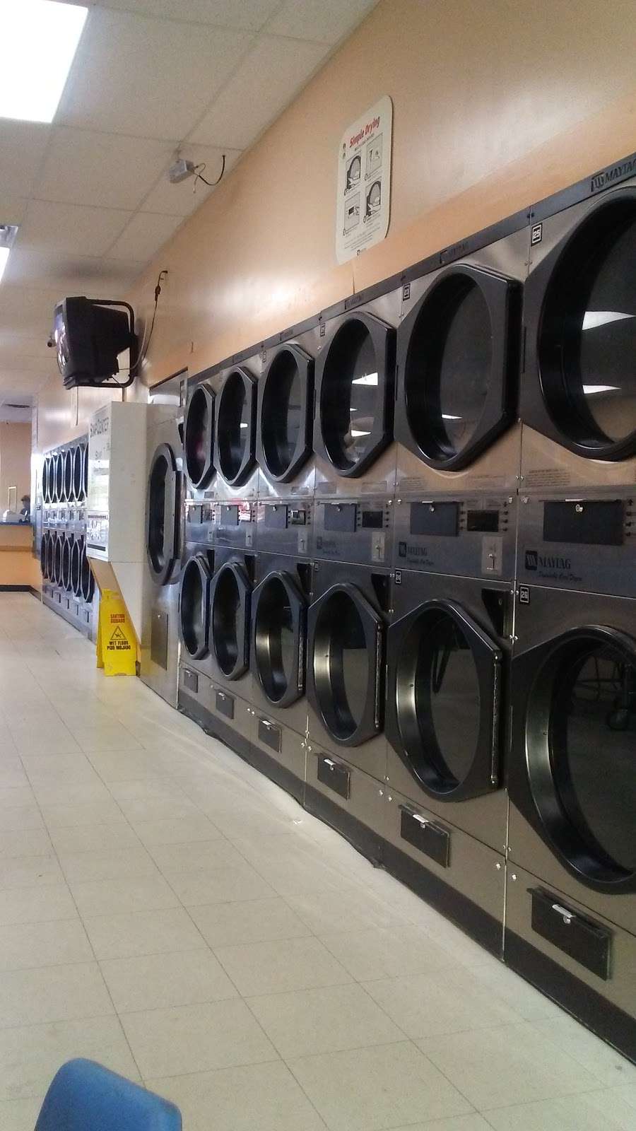 Linwood Laundry | 4401 E 10th St #12, Indianapolis, IN 46201, USA | Phone: (317) 375-1659