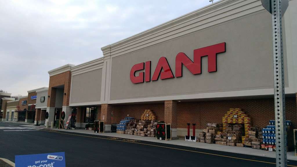 GIANT Food Stores | 4930 Edgmont Ave, Brookhaven, PA 19015, USA | Phone: (610) 876-6445