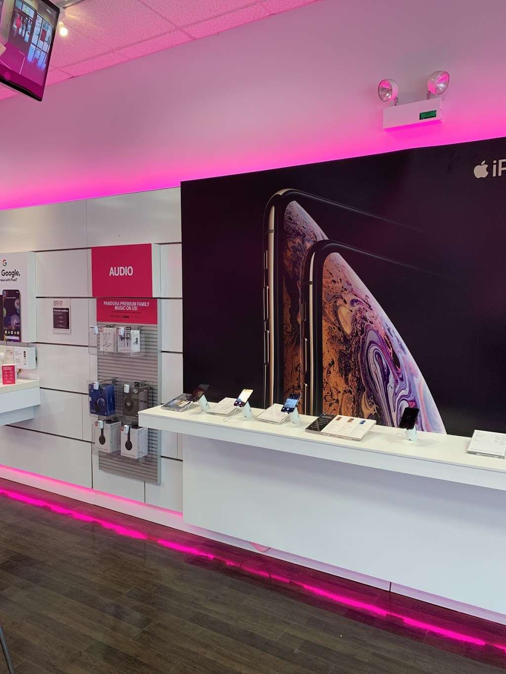 T-Mobile | 1451 E 53rd St, Chicago, IL 60615, USA | Phone: (773) 752-6015