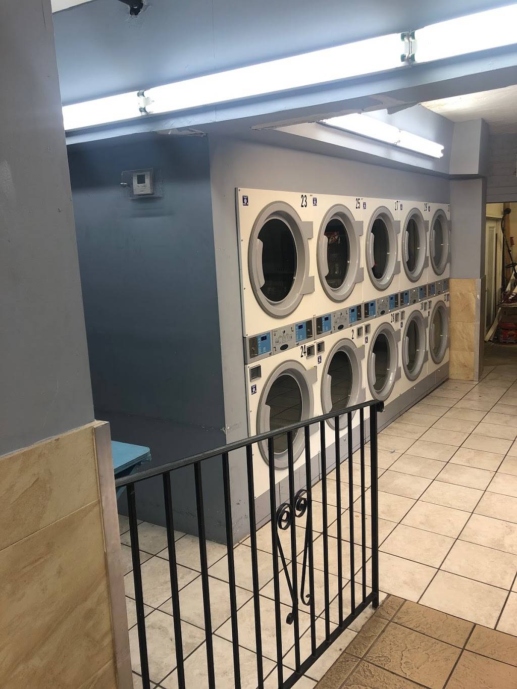 Friendly Laundromat | 340 Communipaw Ave, Jersey City, NJ 07304, USA | Phone: (201) 416-4450
