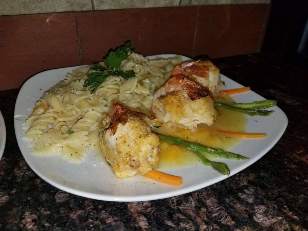 Carusos Bistro | Shopping Center, 264 Dove Run Centre Dr, Middletown, DE 19709 | Phone: (302) 449-0000