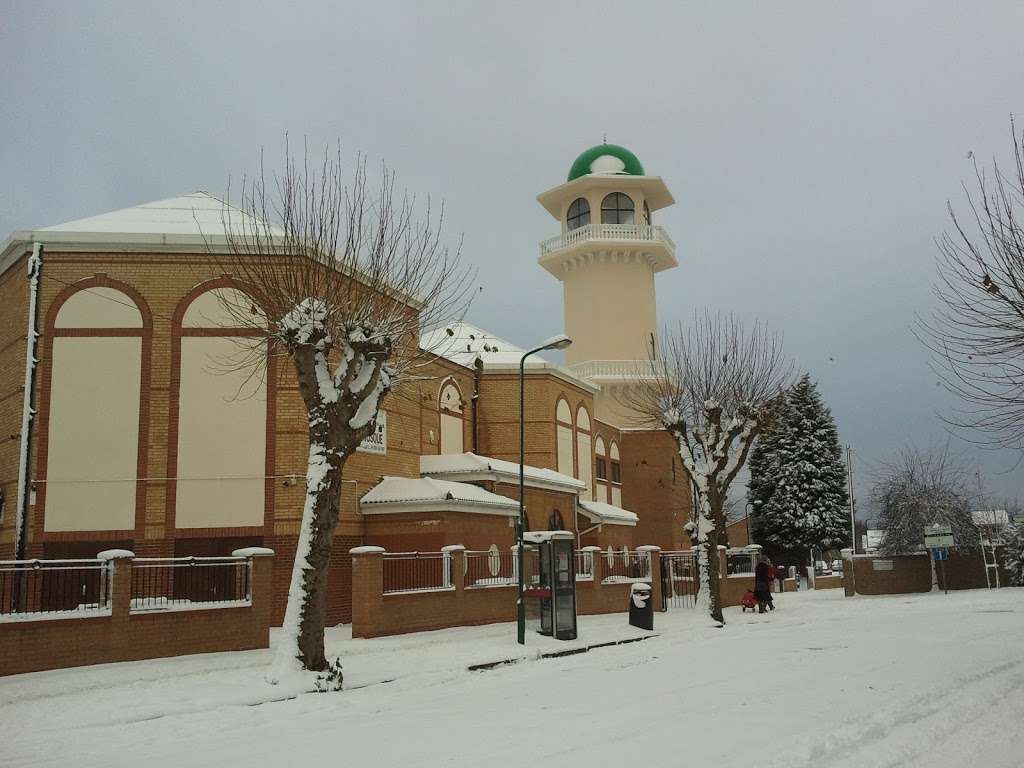 Brent Central Mosque | Lennon Rd, London NW2 4PU, UK | Phone: 020 8450 1986