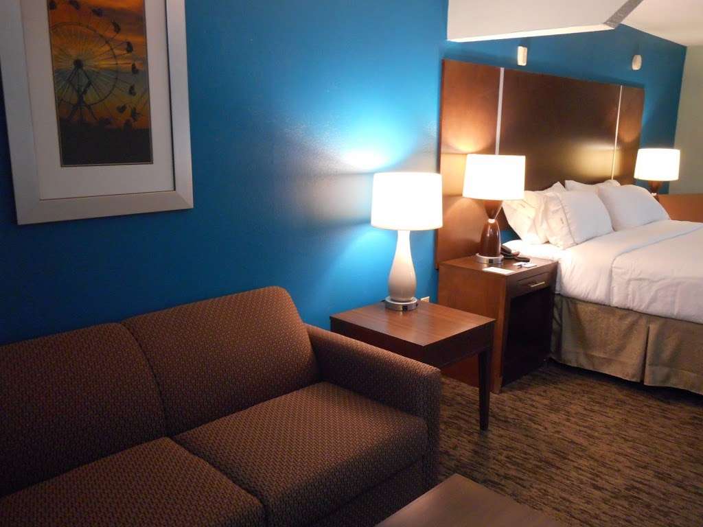 Holiday Inn Express & Suites Carmel North - Westfield | 15131 Thatcher Ln, Carmel, IN 46033 | Phone: (317) 575-0000