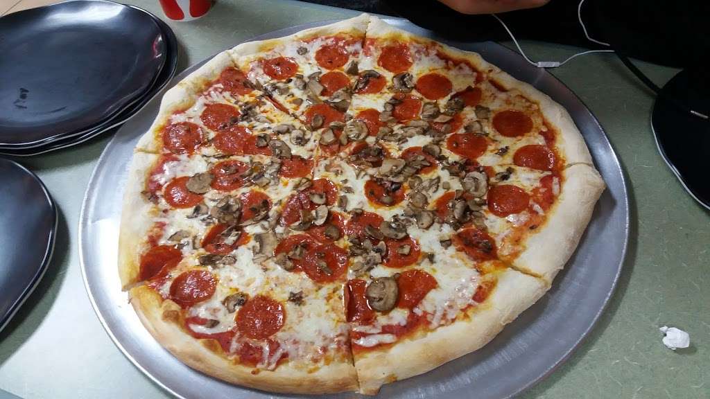 Papa Luigi Pizza | 11 Village Center Dr, Swedesboro, NJ 08085 | Phone: (856) 467-0850