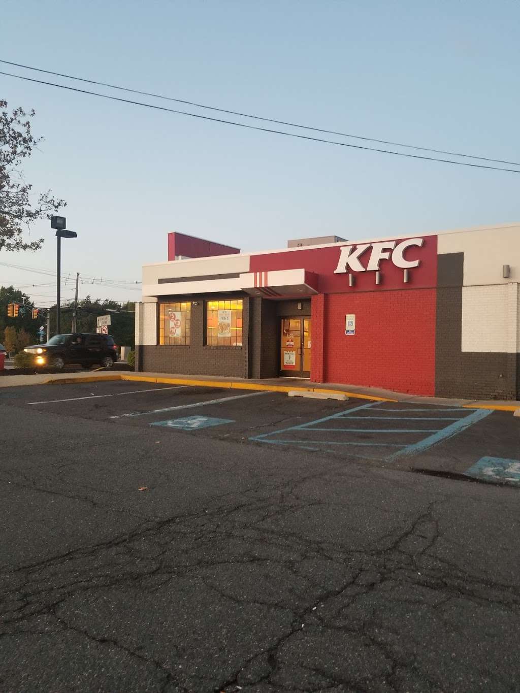KFC | Airport Plaza Shopping Center, 1390 NJ-36, Hazlet, NJ 07730 | Phone: (732) 739-9200