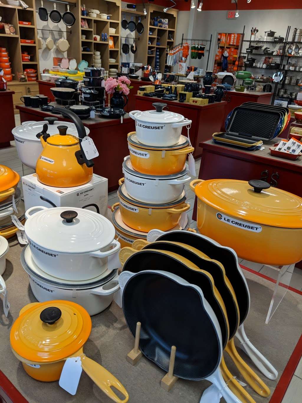 Le Creuset Outlet Store | 1 Outlet Blvd SUITE 667, Wrentham, MA 02093, USA | Phone: (508) 384-8502