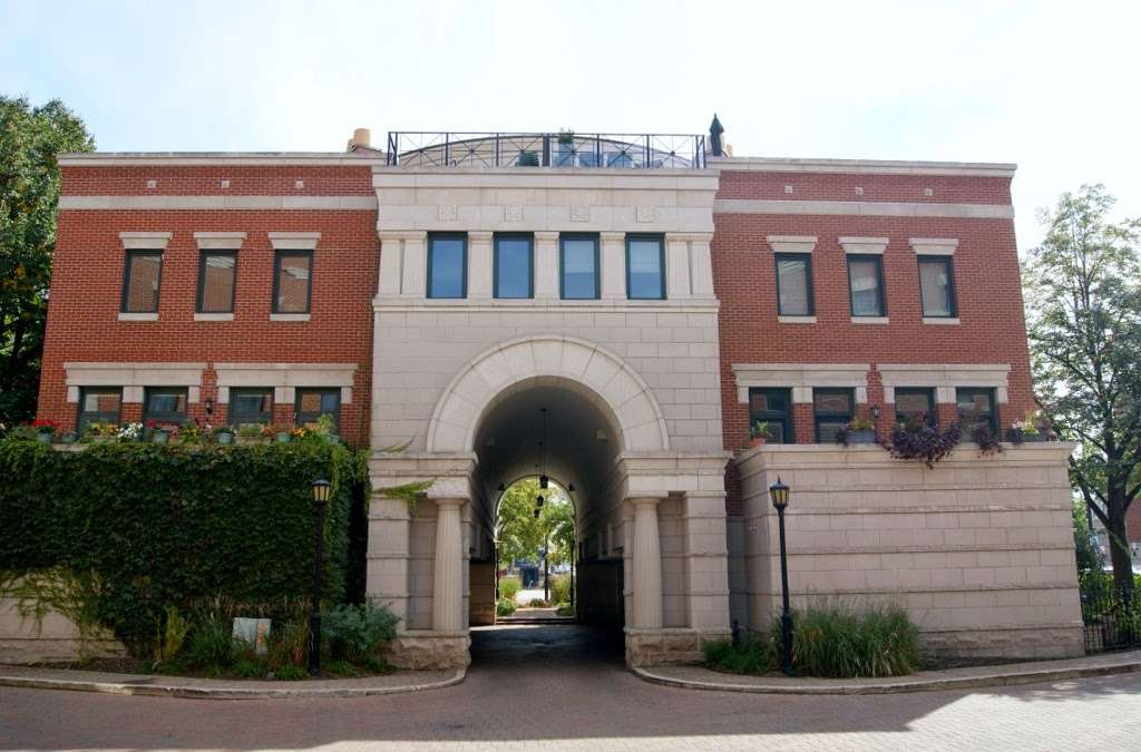 Lincoln Park Townhomes and Condos | 4248 N Greenview Ave, Chicago, IL 60613, USA | Phone: (312) 789-4450