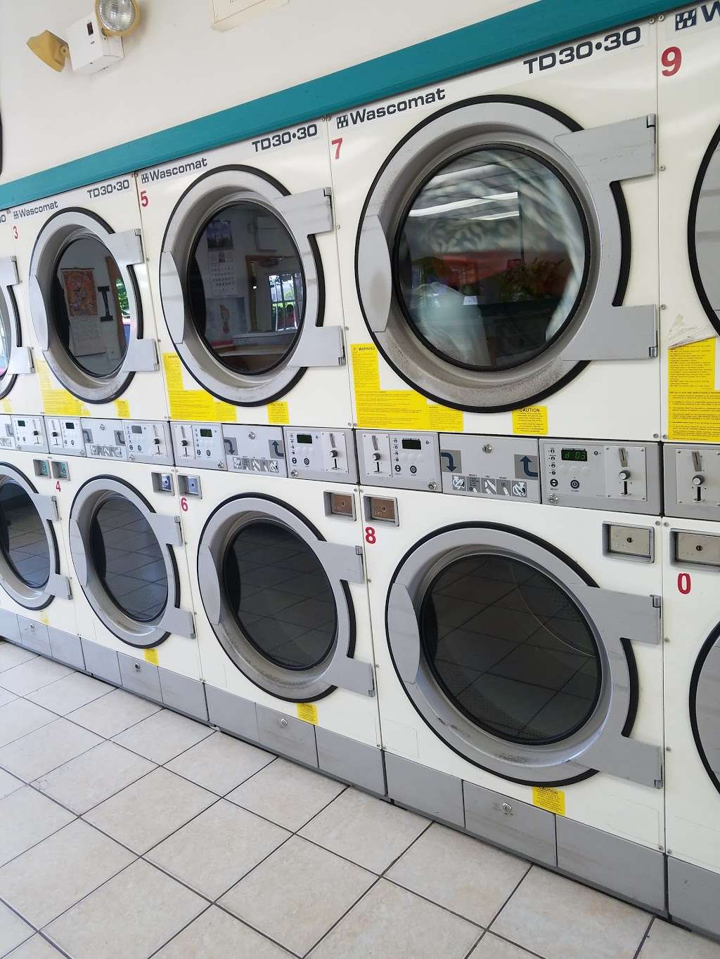 Town Coin Laundry | 624 W Algonquin Rd, Des Plaines, IL 60016 | Phone: (847) 364-9630