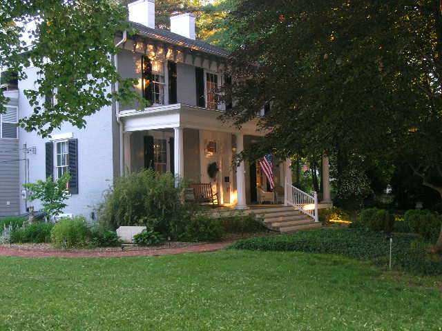 The Carriage Inn Bed and Breakfast | 417 E Washington St, Charles Town, WV 25414, USA | Phone: (304) 728-8003