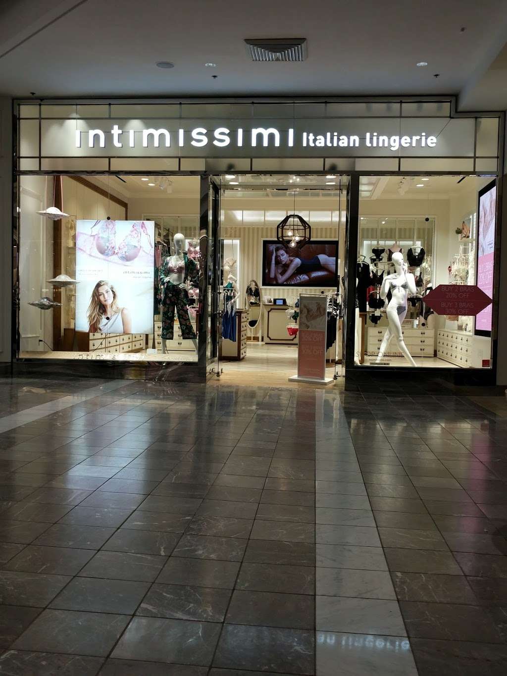 Intimissimi | 1 Garden State Plaza Blvd, Paramus, NJ 07652, USA | Phone: (201) 843-0804