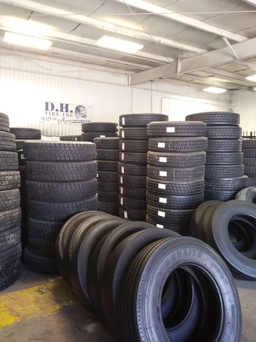 D.H. Tire Truck Tire Center | 1039, 3611 N McCarty St, Houston, TX 77029, USA | Phone: (713) 675-8473