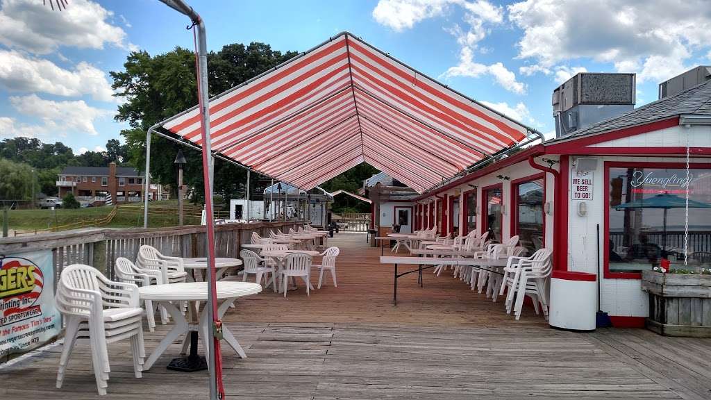 Fairview Beach Restaurant & Crab House | 5411 Pavilion Dr, King George, VA 22485, USA | Phone: (540) 775-7500
