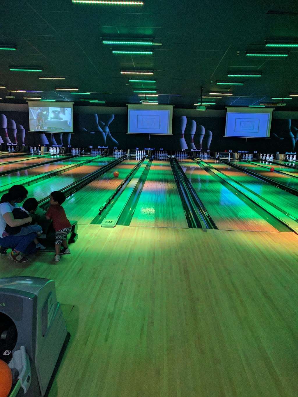 Max Bowl Humble | 2390 Wilson Rd, Humble, TX 77396, USA | Phone: (281) 540-2800