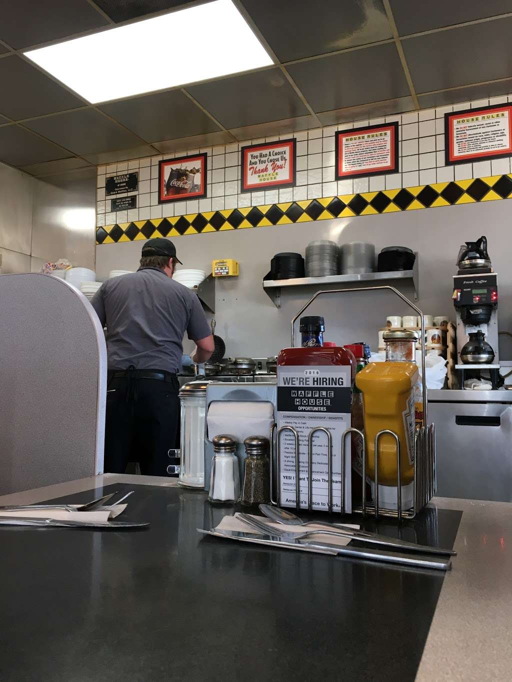 Waffle House | 9750 NW Prairie View Rd, Kansas City, MO 64151 | Phone: (816) 891-6545