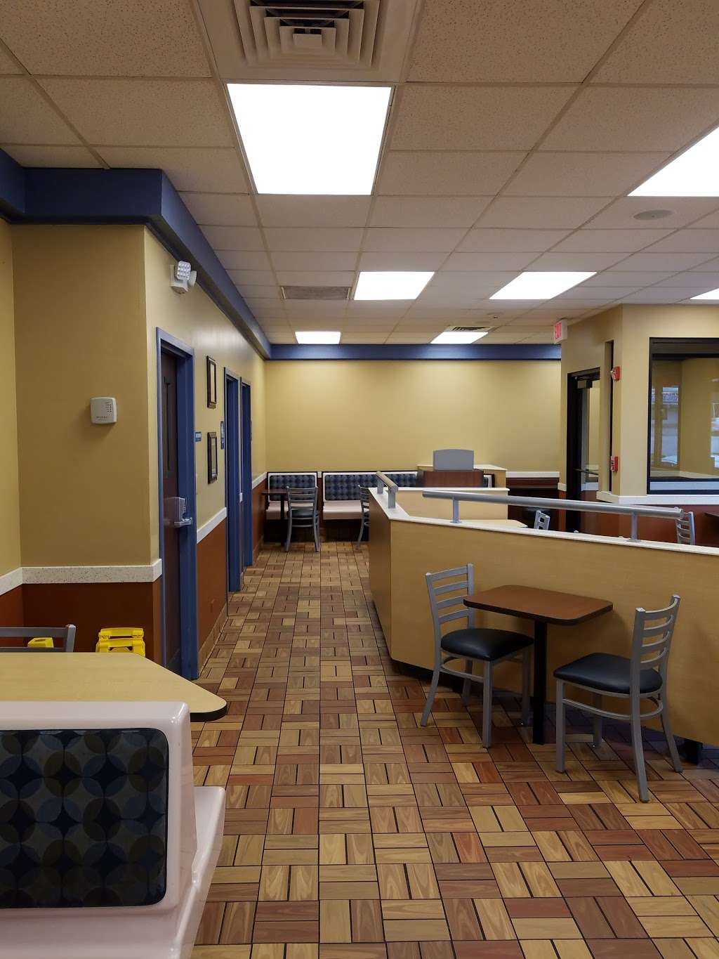 Burger King | 20 South St #12, Fox Lake, IL 60020, USA | Phone: (847) 587-1414