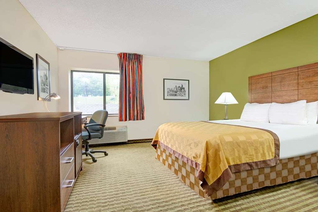 Days Inn and Suites Kansas City South | 8601 Hillcrest Rd, Kansas City, MO 64138, USA | Phone: (816) 822-7000