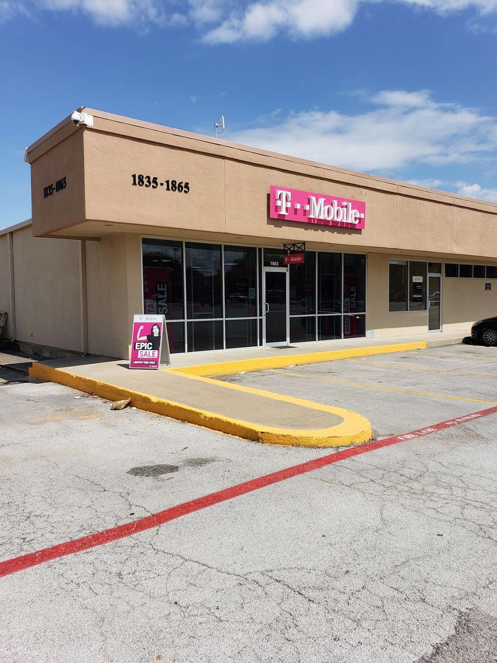 T-Mobile | 1865 N Garland Ave, Garland, TX 75040, USA | Phone: (972) 212-4316