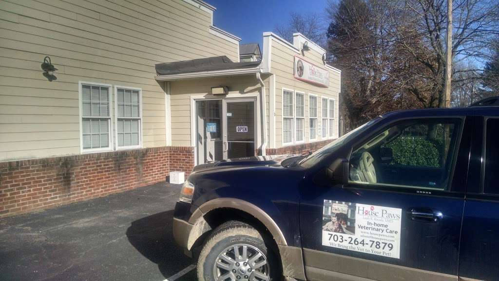 House Paws Animal Hospital Round Hill | 6 E Loudoun St, Round Hill, VA 20141, USA | Phone: (540) 751-3281