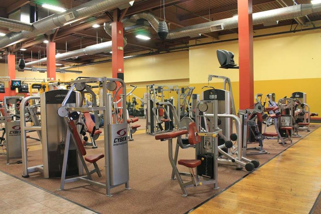 Golds Gym | 30 Park Ave, Arlington, MA 02476, USA | Phone: (781) 646-4653