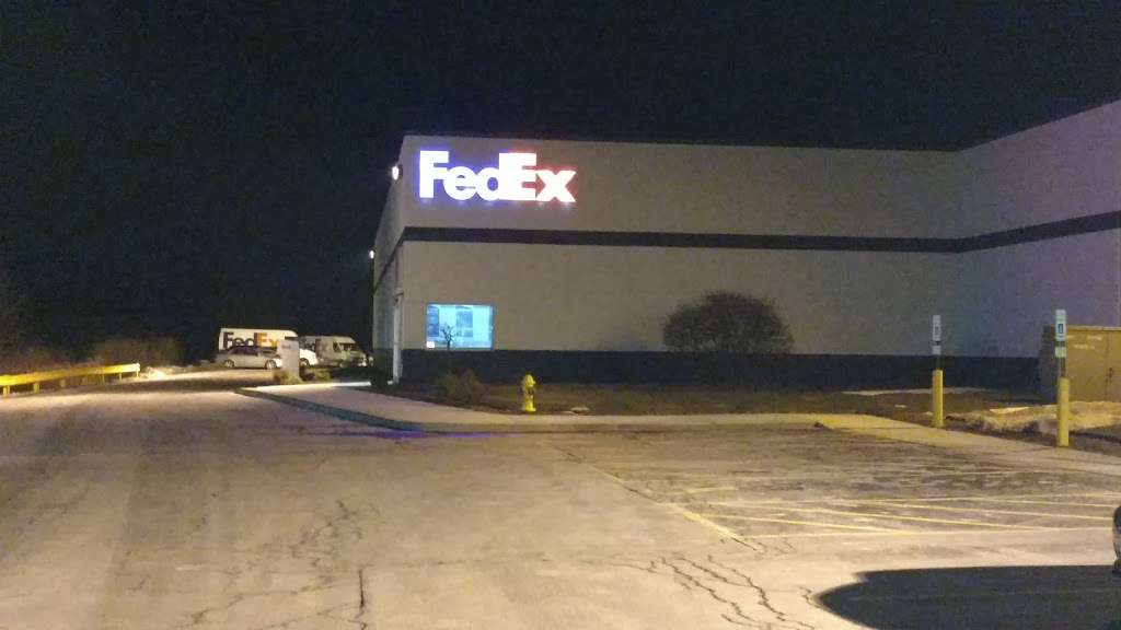 FedEx Ship Center | 1121 S Northpoint Blvd, Waukegan, IL 60085, USA | Phone: (800) 463-3339