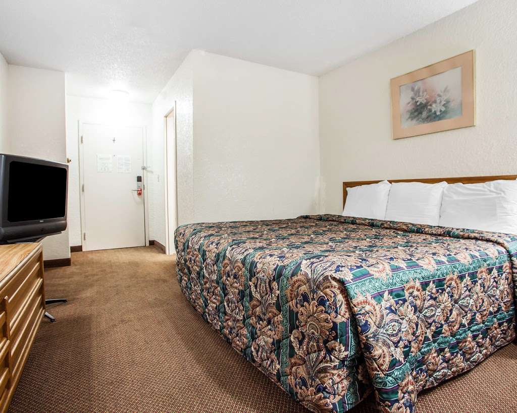 Econo Lodge Airport | 11300 NW Prairie View Rd, Kansas City, MO 64153, USA | Phone: (816) 464-5082