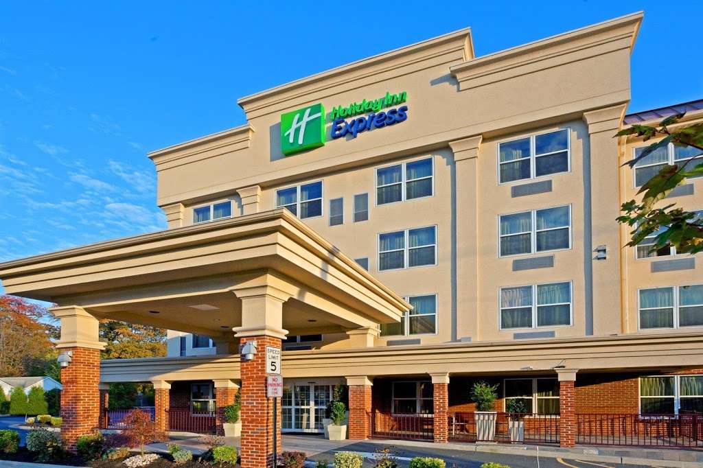 Holiday Inn Express & Suites Woodbridge | 874 US-1, Avenel, NJ 07001, USA | Phone: (732) 726-1900