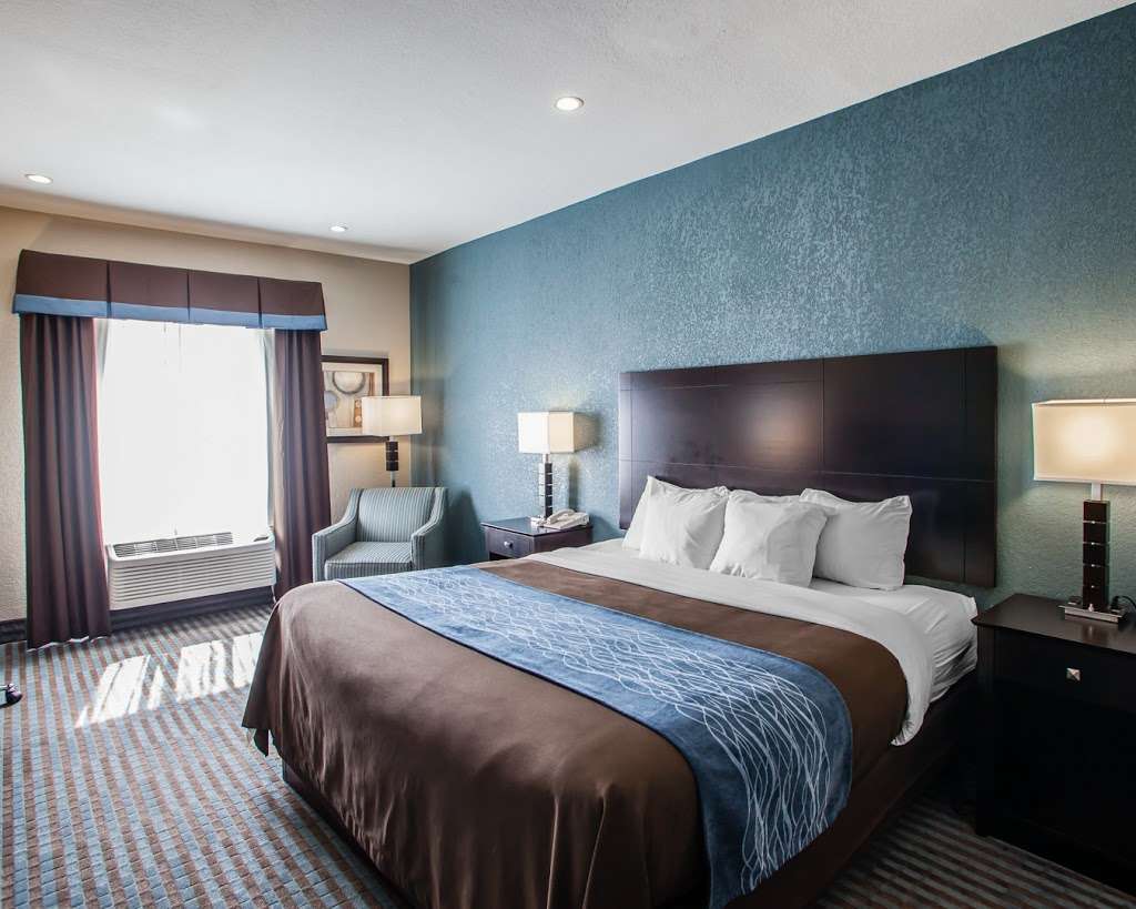 Comfort Inn Lees Summit @ Hwy 50 & Hwy 291 | 963 SE Oldham Pkwy, Lees Summit, MO 64081, USA | Phone: (816) 524-8863