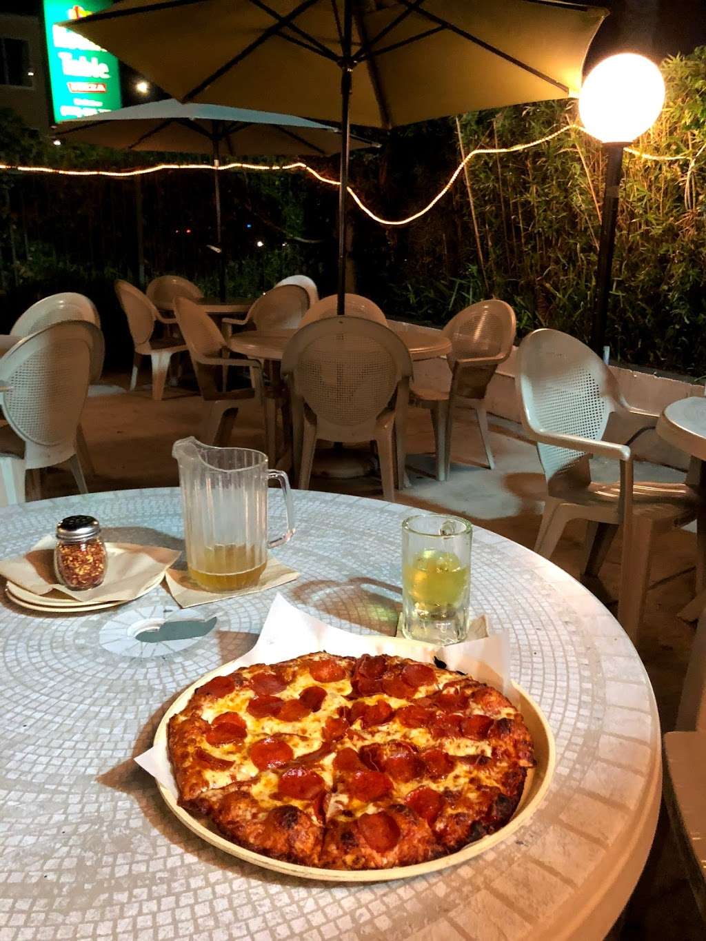 Round Table Pizza | 4007 E Ocean Blvd, Long Beach, CA 90803, USA | Phone: (562) 439-7799