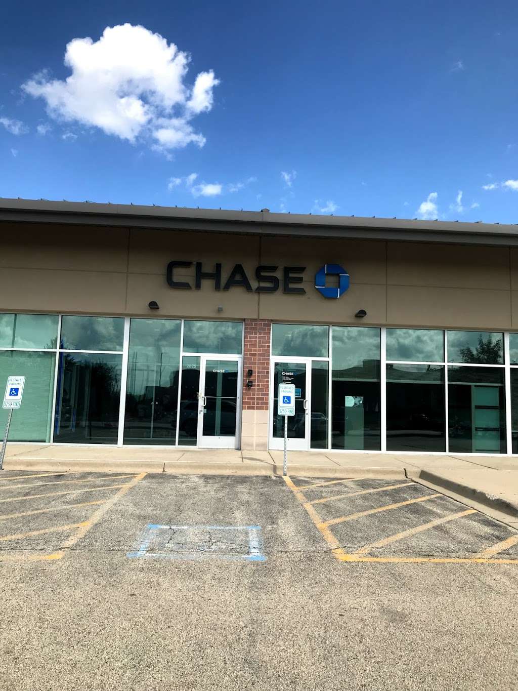 Chase Bank | 2025 Milwaukee Ave, Riverwoods, IL 60015 | Phone: (847) 279-3810