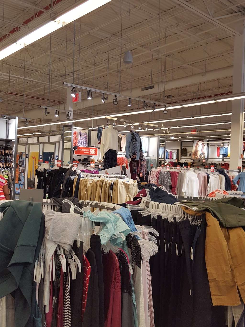 Old Navy | 381 Gateway Dr, Brooklyn, NY 11239, USA | Phone: (718) 235-4756