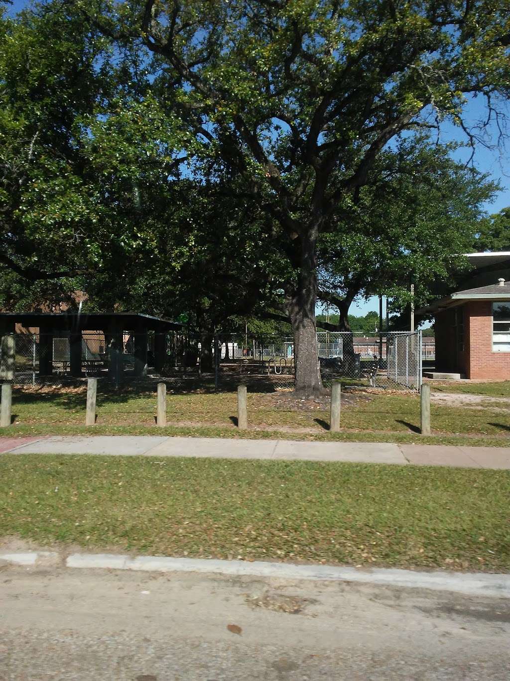 DeZavala Park | 7520 Avenue H, Houston, TX 77012, USA | Phone: (713) 923-5163